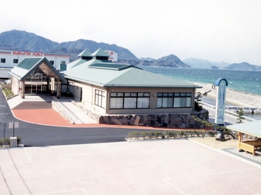 【愛媛県の人気日帰り温泉】「マーレ・グラッシア大三島」は瀬戸内海を望む海水風呂が体験できる施設。露天岩風呂でリラックス
