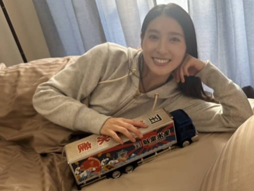 「彼女感があってやばい」土屋太鳳、ベッドの上でリラックスする姿を公開「こんな顔に産まれたかった」