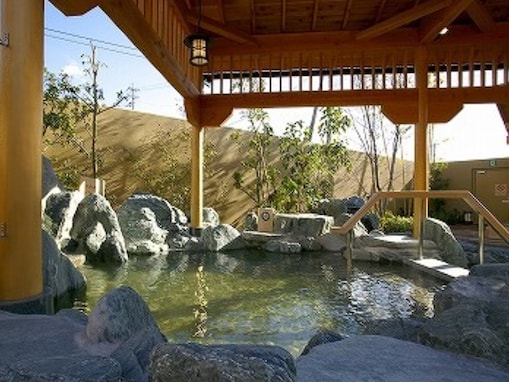 【三重県の人気スーパー銭湯】「極楽湯 津店」は1日中ゆっくり過ごせる施設。「天然温泉かけ流し岩風呂」や多彩な内湯でリラックス
