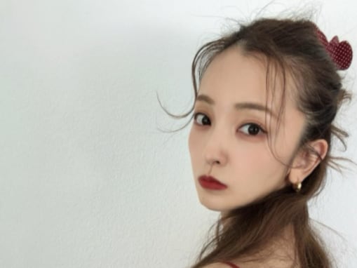 「マジビックリ!!可愛さに」板野友美、美背中見せ赤ドレス姿に反響「大人な女性」「お人形さんみたい」