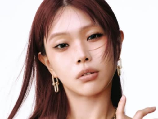 「虚ろな目がたまらなく好き」アイナ・ジ・エンド、美デコルテ際立つモデルショット公開「魅力が天井知らず」
