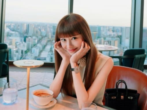 「上品って言葉が似合う」愛沢えみり、高層階でのMTG＆お茶ショットに反響！ 「リカちゃん人形だぁ」