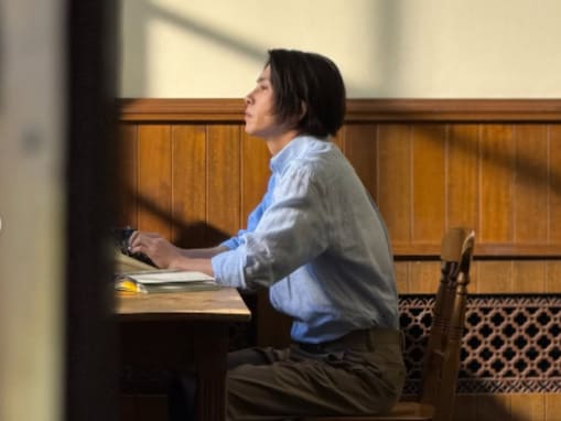 「お城に住む王子さま」山下智久、イケメン過ぎるオフショットに「王子様の休日みたい」「美しい」の声