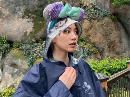「周りに気づかれないですか？」のん、ディズニー満喫ショットに反響！ 「雨の中でも楽しそう」