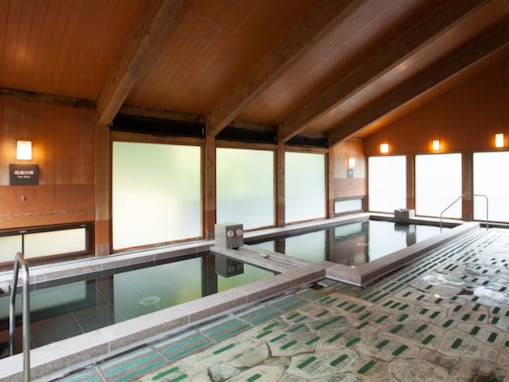 【山梨県の人気日帰り温泉】「丹波山温泉 のめこい湯」は多摩川源流の大自然に囲まれた施設。しっとりつるつるの美人の湯が評判