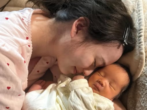 「尊すぎる写真だらけ！」サッカー日本代表の美人妻、新生児期の親子ショット公開「素敵すぎる」
