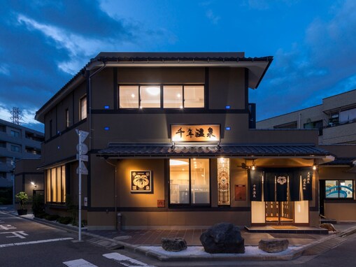 【神奈川県の人気銭湯】「千年温泉」は大正ロマンの内装と漆黒の黒湯天然温泉が自慢のデザイナーズ銭湯
