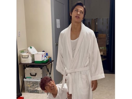 「普通にボコってやった」上田竜也、バスローブ姿で後輩とからむオフショット！「面白すぎる笑」「美脚」