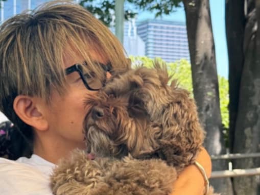 「大好きだよ！」木村拓哉、愛犬の8歳誕生日を祝う！ 深い愛情伝わる密着ツーショット公開「おめでとう」