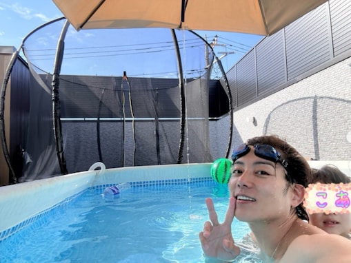 「幼い間の大切な時間」杉浦太陽、休日の親子ショット公開！ 庭プールで“本気遊び5時間コース”