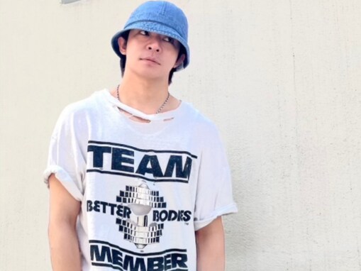 「ホントおしゃれさんになったよね」岸優太、スタイリッシュな私服姿に「Tシャツ破れてる」の声