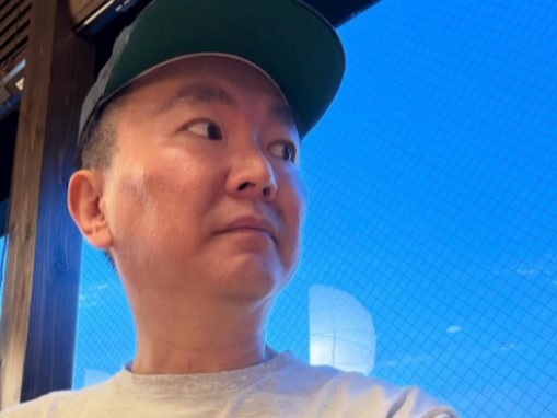 「スーツプードル案件ｗｗｗ」かまいたち山内、“鼻血出るくらい高級”なTシャツ購入。妻「え？」と反応