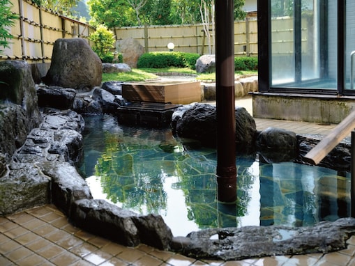 【福岡県の人気スーパー銭湯】「薬王寺の湯 偕楽荘」は天然水に八種の漢方薬草を浸し作られる漢方薬湯が有名な施設。漢方薬湯でリラックス