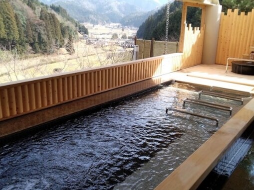 【京都府の人気温泉】「あやべ温泉 二王館」は大自然に囲まれた美しい里山の風景が自慢の施設。とろとろの美人の湯が評判