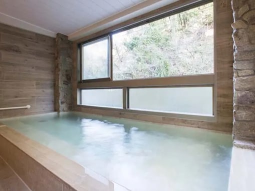 【京都府の人気温泉】「北白川天然ラジウム温泉 えいせん京」は比叡山のふもとに佇む隠れ宿。全国トップクラスのラジウム含有量を誇る天然温泉