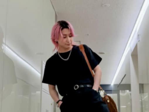 「ホクロ２つ発見！」佐久間大介、夏服解禁ショットにファン歓喜「厚底のサンダル履くの珍しいっっ!!」