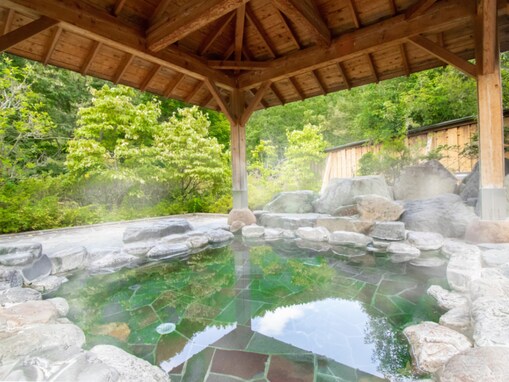 【山梨県の人気日帰り温泉】「芭蕉 月待ちの湯」は100%源泉を使用した多彩な湯船が魅力の施設。大自然の中でリラックス