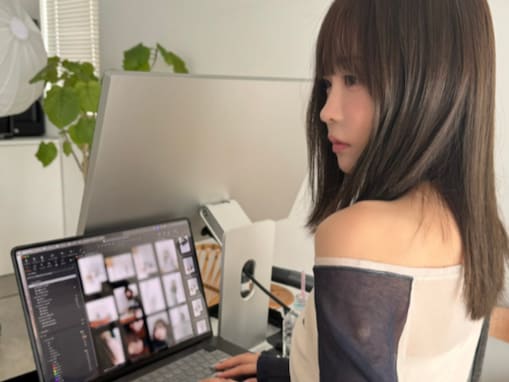 「職場にいたらかわいすぎて仕事にならない」FRUITS ZIPPER・櫻井優衣、肩出し“おしごと”姿に「メロすぎる」反響