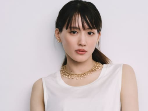 「見るだけで癒される」綾瀬はるか、雑誌の未公開写真を披露！ ジュエリー輝く上品なモデルショット
