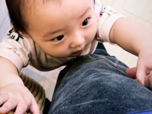 「甘えガールになってきた」杉浦太陽、第5子の生後10カ月を報告！ 辻希美＆息子との仲良し家族ショット