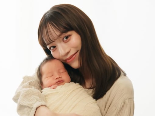 サッカー日本代表の美人妻、娘のニューボーンフォト公開！ 「足の指も長くてサイズも大きい気がする…」
