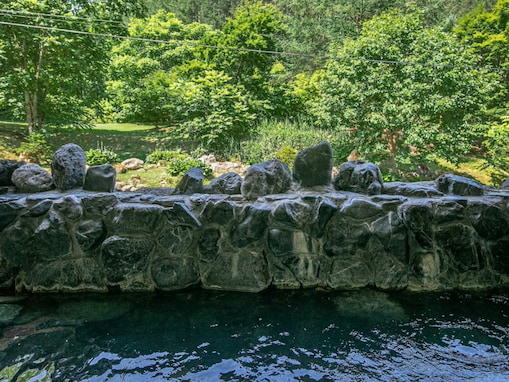 【北海道の人気日帰り温泉】「五味温泉」は国内有数の貴重な天然炭酸泉を誇る施設。森に囲まれた温泉宿でリラックス