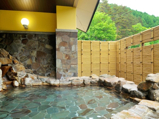 【長野県の人気スパ】「南相木温泉 滝見の湯」は秘境の湯で芯から癒される施設。滝のせせらぐ音に耳を傾ける露天風呂でリラックス