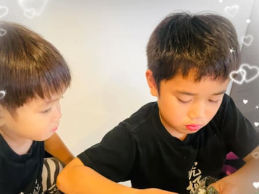 「パパそっくり過ぎて」平愛梨、イケメン息子とのやりとり公開「なんて優しい男の子なんだろう」「紳士」