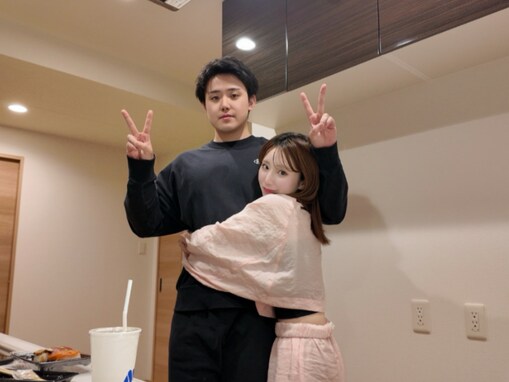 「別れないで」人気カップル、同棲報告に「理想の彼氏すぎてやばい」「なんだこれ、幸せだな、、」反響