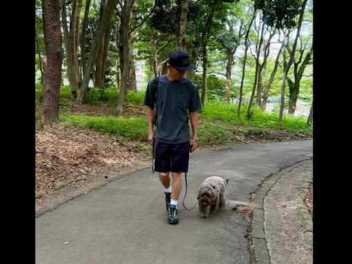 「木陰の風は気持ち良いね！ 」木村拓哉、愛犬と散歩中の貴重な全身ショット公開にファン歓喜！