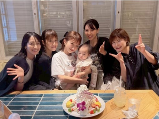 元アイドルの姿も！ 辻希美、“20年来の友達”とのバースデーランチ公開「めーちゃ笑いエンドレスで」