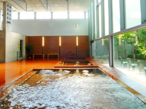 【新潟県の人気日帰り温泉】「越後妻有交流館 明石の湯」はアートも楽しめる日帰り温泉施設。開放的な浴場でリラックス