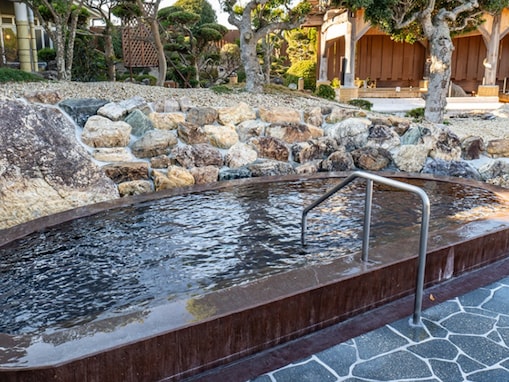 【静岡県の人気健康ランド】「袋井温泉和の湯」は天然温泉やサウナが自慢の施設。琥珀色の源泉や高濃度炭酸泉でリラックス