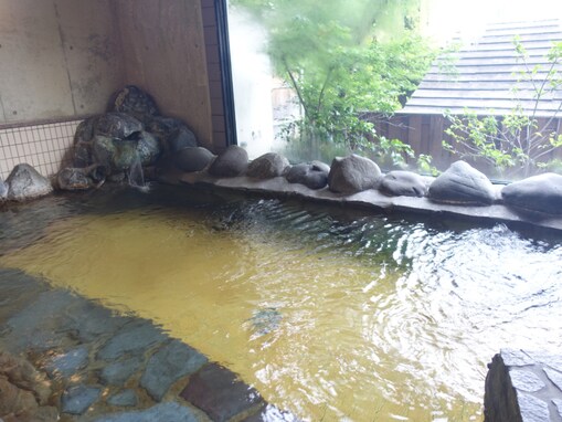 【群馬県の人気スーパー銭湯】「天然温泉 湯楽部」は全て天然温泉の露天ゾーンがある施設。檜の香りと天然温泉でリラックス