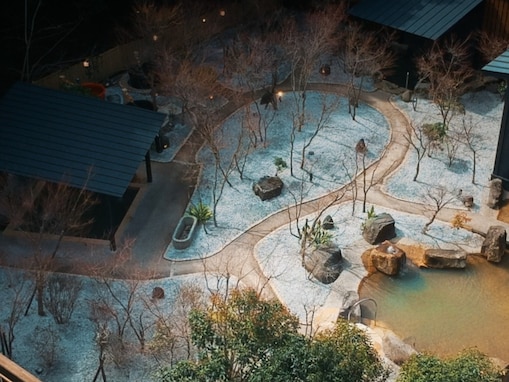 【神戸市の人気スーパー銭湯】「有馬街道温泉 すずらんの湯」は神戸最大級の庭園露天風呂と宮水サウナが自慢の施設。大自然の中でリラックス