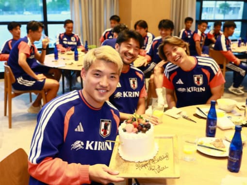 「刺し方が雑すぎて」堂安律、日本代表の仲良しショット披露「ゆき、人の誕生日祝う時どこにでもいるな！」