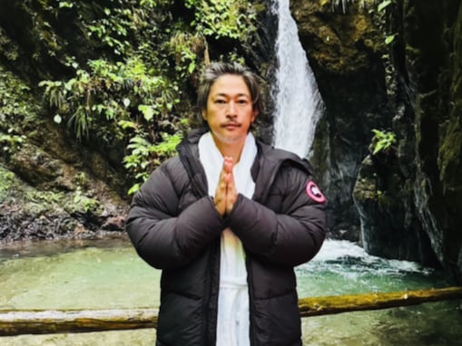 「こんなことしてるから老けないの？」窪塚洋介、“滝行とご祈祷をして頂き”姿に反響「偉いねー凄い」