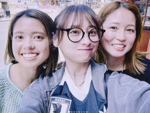 「すごいメンツだ」影山優佳、サッカー女子日本代表選手らとのプライベートショット公開「美人三姉妹」