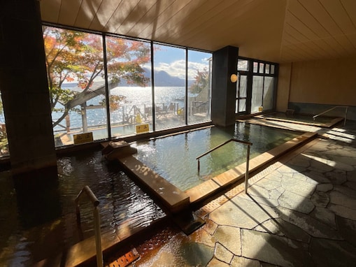 【北海道の人気日帰り温泉】「丸駒温泉旅館」は支笏湖の絶景と大自然に癒やされる老舗宿