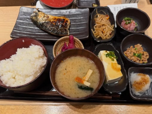 クロちゃん、ダイエット中の“朝昼兼用ご飯”公開も疑いの声「結構多い」「米半分食べてから撮った？」