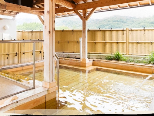 【兵庫県の人気日帰り温泉】「花山乃湯」は源泉100%の天然温泉施設。露天岩風呂やひのき風呂でリラックス