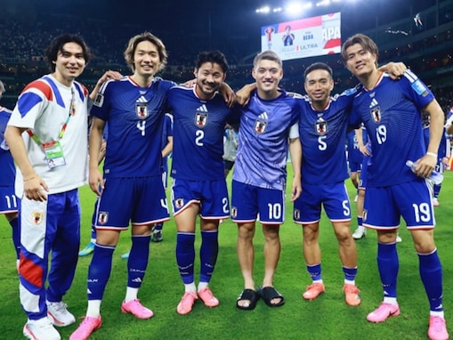 「最高の勝利！！」長友佑都、チュニジア戦を終えた日本代表選手の集合ショットを公開！ 「極上の景色を」