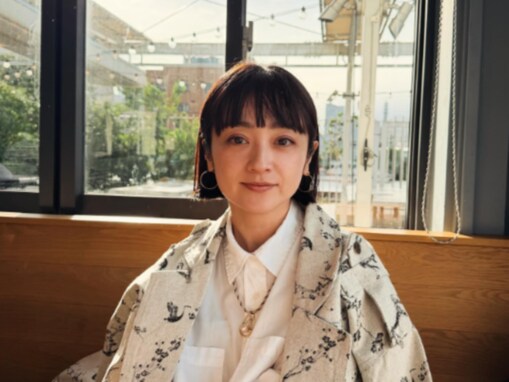 「目元が美しすぎます」安達祐実、近影ショットに絶賛の声！ 「かわいい姉さん」「お変わりなく綺麗」