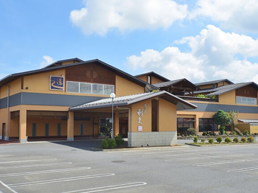 【群馬県の人気スーパー銭湯】「湯の道利久 吉岡店」は源泉かけ流しの天然温泉と2種類のサウナが魅力の施設。充実の露天エリアでリラックス