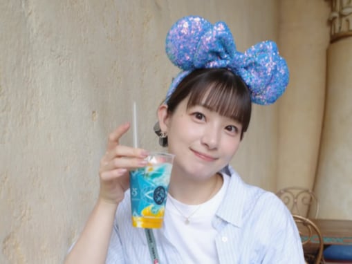 「脚がとてつもなくキレイ」足立梨花、ディズニーで食べる姿を披露「変顔あり、まさにオフショット」