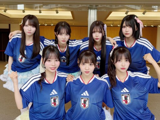 「どういう表情なんw」女性アイドル、サッカー日本代表ユニフォーム姿に「また新メンバー入った？」ツッコミ殺到