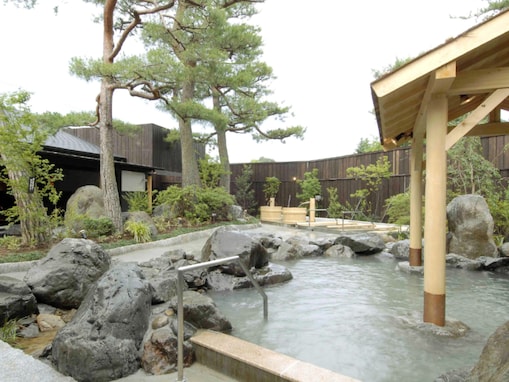 【京都府の人気日帰り温泉】「上方温泉一休 京都本館」は大自然に囲まれて癒しのひとときを過ごせる施設。「美人の湯」や高濃度炭酸泉でリラックス