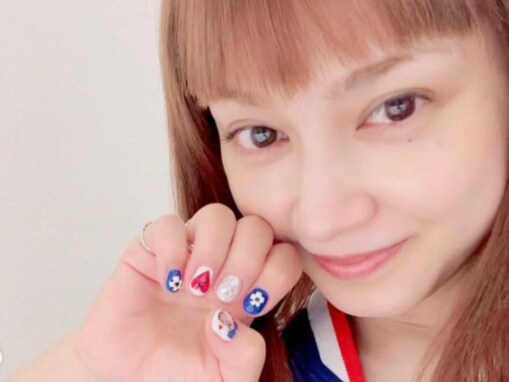 「夫を爪にいれるwww」平愛梨、夫・長友佑都モチーフのW杯ネイル披露！ 「ママの手にPAPAがいる」