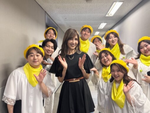 「いろいろ初体験で」工藤静香、美脚際立つ番組オフショットに反響！ 「笑いジワが増えました笑」