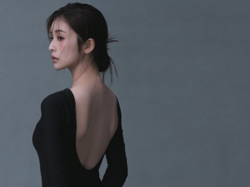 長濱ねる、ざっくりブラックドレスから美背中を大胆披露！ 色気際立つアンニュイな横顔にも注目